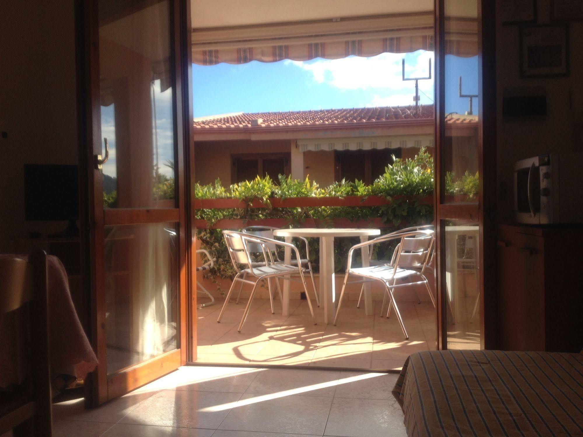 Residenza Le Due Palme Aparthotel Villasimius Exterior photo